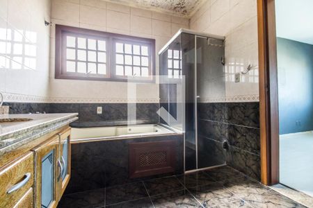 Casa de condomínio à venda com 320m², 5 quartos e 4 vagas Casa de condomínio à venda com 320m², 5 quartos e 4 vagasBanheiro da Suíte