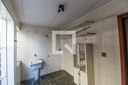 Casa de condomínio à venda com 320m², 5 quartos e 4 vagas Casa de condomínio à venda com 320m², 5 quartos e 4 vagasÁrea de Serviço