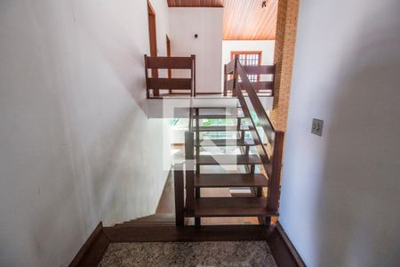 Casa de condomínio à venda com 320m², 5 quartos e 4 vagas Casa de condomínio à venda com 320m², 5 quartos e 4 vagasEscada