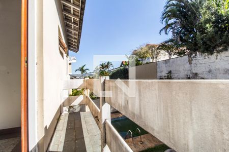 Casa de condomínio à venda com 320m², 5 quartos e 4 vagas Casa de condomínio à venda com 320m², 5 quartos e 4 vagasVaranda