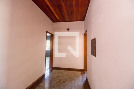 Casa de condomínio à venda com 320m², 5 quartos e 4 vagas Casa de condomínio à venda com 320m², 5 quartos e 4 vagasCorredor