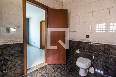 Casa de condomínio à venda com 320m², 5 quartos e 4 vagas Casa de condomínio à venda com 320m², 5 quartos e 4 vagasBanheiro da Suíte