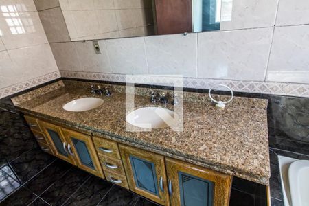 Casa de condomínio à venda com 320m², 5 quartos e 4 vagas Casa de condomínio à venda com 320m², 5 quartos e 4 vagasDetalhe do Banheiro da Suite