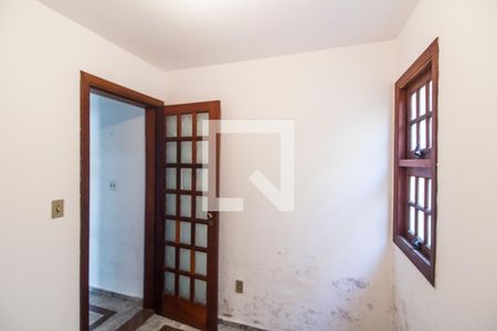 Casa de condomínio à venda com 320m², 5 quartos e 4 vagas Casa de condomínio à venda com 320m², 5 quartos e 4 vagasEscritório