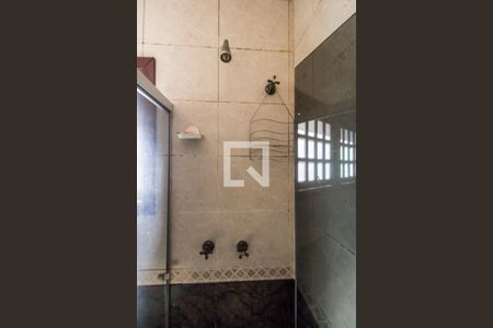 Casa de condomínio à venda com 320m², 5 quartos e 4 vagas Casa de condomínio à venda com 320m², 5 quartos e 4 vagasDetalhe do Banheiro da Suite