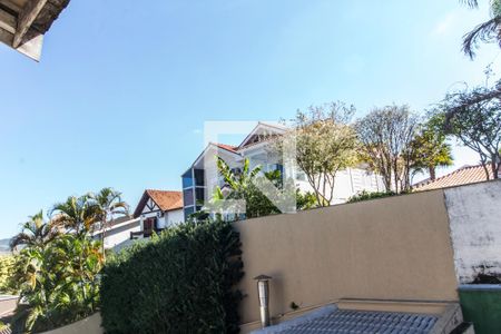 Casa de condomínio à venda com 320m², 5 quartos e 4 vagas Casa de condomínio à venda com 320m², 5 quartos e 4 vagasVista