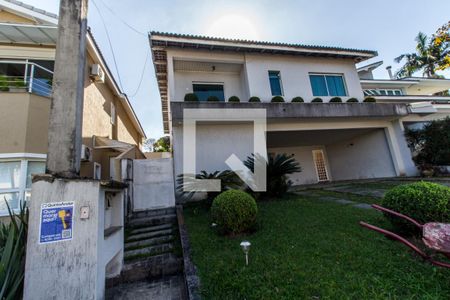 Casa de condomínio à venda com 320m², 5 quartos e 4 vagas Casa de condomínio à venda com 320m², 5 quartos e 4 vagasGaragem
