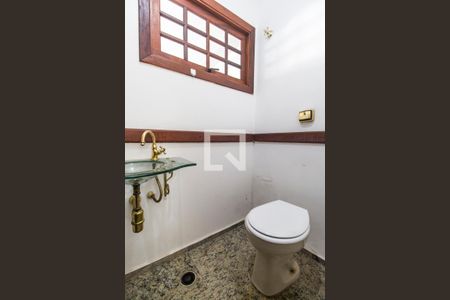 Casa de condomínio à venda com 320m², 5 quartos e 4 vagas Casa de condomínio à venda com 320m², 5 quartos e 4 vagasLavabo