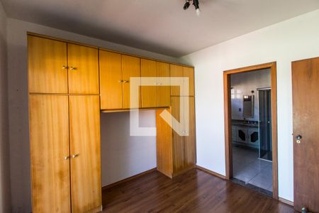 Casa de condomínio à venda com 320m², 5 quartos e 4 vagas Casa de condomínio à venda com 320m², 5 quartos e 4 vagasSuíte 2
