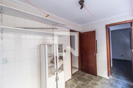 Casa de condomínio à venda com 320m², 5 quartos e 4 vagas Casa de condomínio à venda com 320m², 5 quartos e 4 vagasÁrea de Serviço