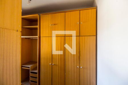 Casa de condomínio à venda com 320m², 5 quartos e 4 vagas Casa de condomínio à venda com 320m², 5 quartos e 4 vagasCloset da suíte