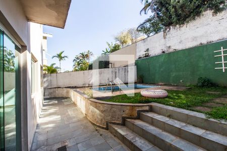 Casa de condomínio à venda com 320m², 5 quartos e 4 vagas Casa de condomínio à venda com 320m², 5 quartos e 4 vagasQuintal