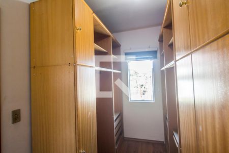 Casa de condomínio à venda com 320m², 5 quartos e 4 vagas Casa de condomínio à venda com 320m², 5 quartos e 4 vagasCloset da suíte