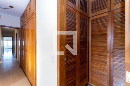 Apartamento para alugar com 296m², 3 quartos e 3 vagas Apartamento para alugar com 296m², 3 quartos e 3 vagasCloset da Suíte