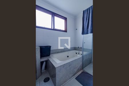 Casa à venda com 350m², 4 quartos e 5 vagasBanheiro da suíte