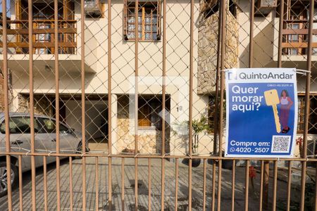 Casa à venda com 190m², 4 quartos e 3 vagas Casa à venda com 190m², 4 quartos e 3 vagasFachada