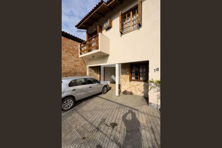 Casa à venda com 190m², 4 quartos e 3 vagas Casa à venda com 190m², 4 quartos e 3 vagasFachada