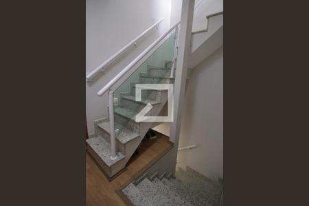 Casa à venda com 150m², 2 quartos e 2 vagasEscada