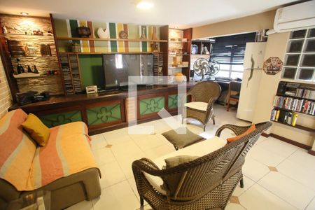 Casa à venda com 540m², 3 quartos e 4 vagas Casa à venda com 540m², 3 quartos e 4 vagasSala de Cinema