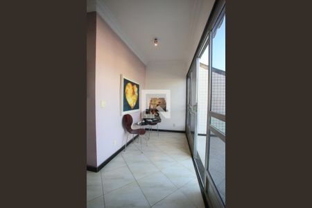 Casa à venda com 540m², 3 quartos e 4 vagas Casa à venda com 540m², 3 quartos e 4 vagasHall da Suíte 1