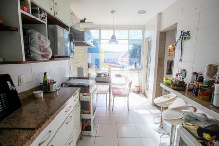 Casa à venda com 540m², 3 quartos e 4 vagas Casa à venda com 540m², 3 quartos e 4 vagasCozinha