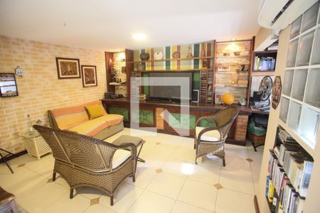 Casa à venda com 540m², 3 quartos e 4 vagas Casa à venda com 540m², 3 quartos e 4 vagasSala de Cinema