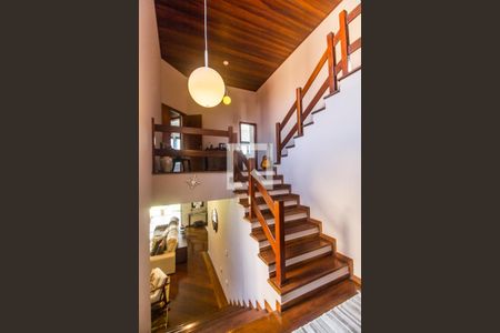 Casa de condomínio à venda com 350m², 4 quartos e 5 vagasEscada