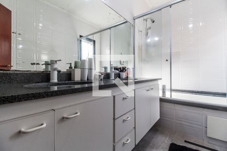 Casa de condomínio à venda com 350m², 4 quartos e 5 vagasBanheiro da Suíte 1