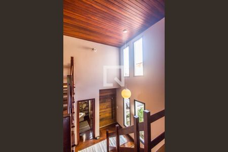 Casa de condomínio à venda com 350m², 4 quartos e 5 vagasDetalhe Sala