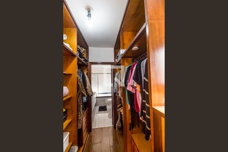 Casa de condomínio à venda com 350m², 4 quartos e 5 vagasCloset da suíte