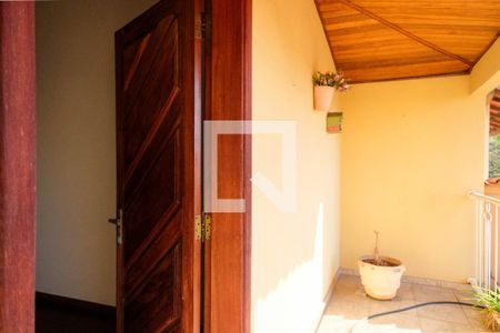 Casa à venda com 420m², 5 quartos e 4 vagas Casa à venda com 420m², 5 quartos e 4 vagasVaranda