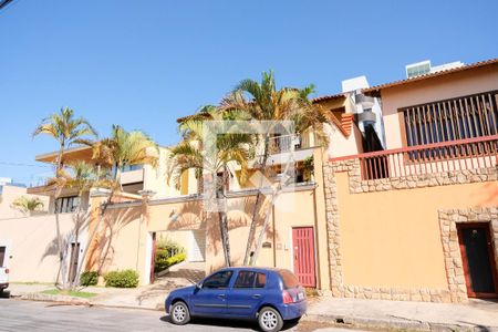 Casa à venda com 420m², 5 quartos e 4 vagas Casa à venda com 420m², 5 quartos e 4 vagasFachada