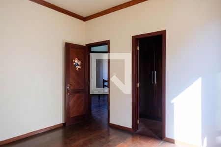 Casa à venda com 420m², 5 quartos e 4 vagas Casa à venda com 420m², 5 quartos e 4 vagasQuarto 3