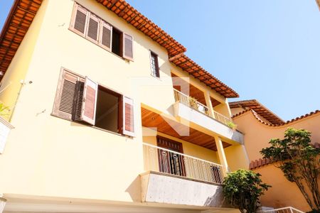 Casa à venda com 420m², 5 quartos e 4 vagas Casa à venda com 420m², 5 quartos e 4 vagasFachada