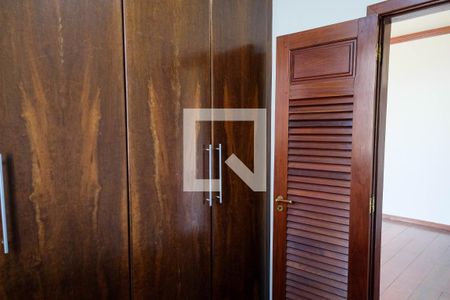 Casa à venda com 420m², 5 quartos e 4 vagas Casa à venda com 420m², 5 quartos e 4 vagasQuarto 5