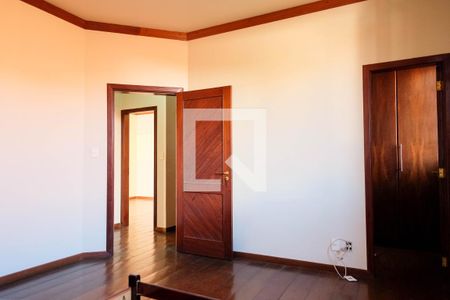 Casa à venda com 420m², 5 quartos e 4 vagas Casa à venda com 420m², 5 quartos e 4 vagasQuarto 4