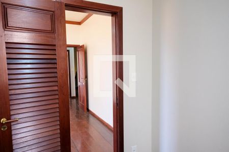 Casa à venda com 420m², 5 quartos e 4 vagas Casa à venda com 420m², 5 quartos e 4 vagasQuarto 5