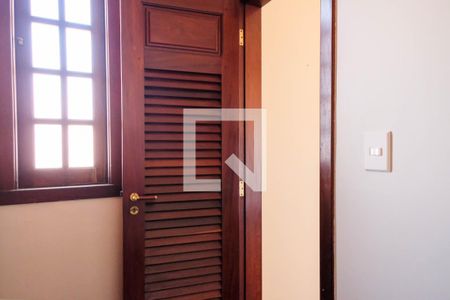 Casa à venda com 420m², 5 quartos e 4 vagas Casa à venda com 420m², 5 quartos e 4 vagasQuarto 4