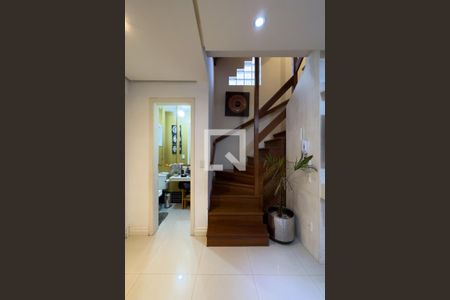 Casa de condomínio à venda com 184m², 4 quartos e 2 vagasEscada