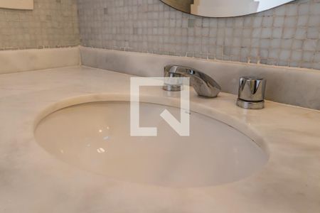 Casa de condomínio à venda com 800m², 4 quartos e 7 vagas Casa de condomínio à venda com 800m², 4 quartos e 7 vagasBanheiro da Suíte 1