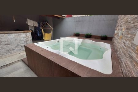 Casa à venda com 140m², 3 quartos e 2 vagas Casa à venda com 140m², 3 quartos e 2 vagasDeck externo com banheira