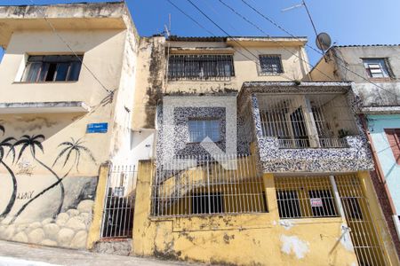 Casa à venda com 120m², 4 quartos e 2 vagas Casa à venda com 120m², 4 quartos e 2 vagasFachada