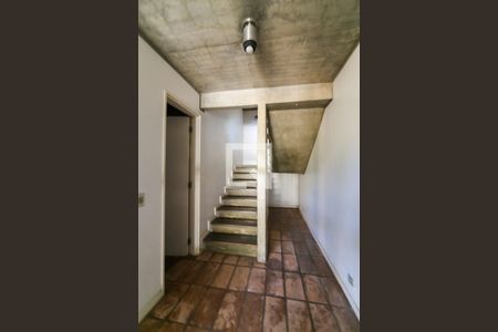 Casa à venda com 260m², 4 quartos e 4 vagas Casa à venda com 260m², 4 quartos e 4 vagasEscada