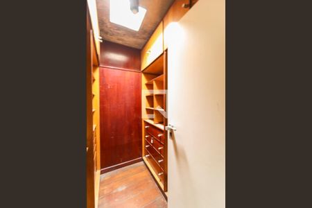 Casa à venda com 260m², 4 quartos e 4 vagas Casa à venda com 260m², 4 quartos e 4 vagasCloset da suíte