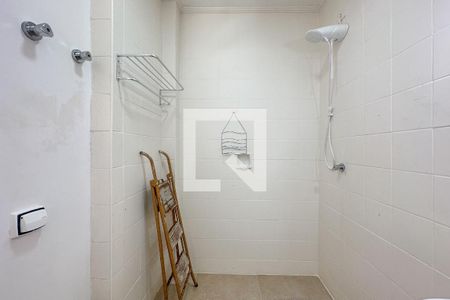 Banheiro/Área de serviço  de kitnet/studio para alugar com 1 quarto, 38m² em Centro, Guarujá