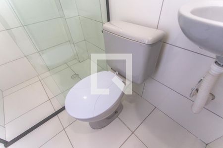 Banheiro social de kitnet/studio para alugar com 1 quarto, 29m² em Taboão, São Bernardo do Campo
