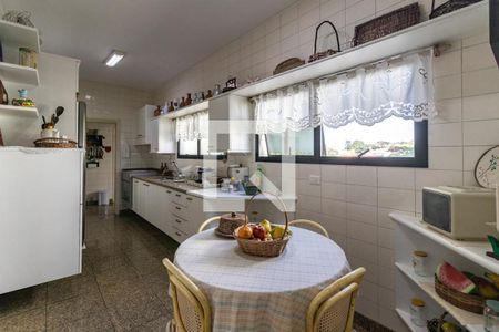 Apartamento à venda com 242m², 4 quartos e 4 vagas Apartamento à venda com 242m², 4 quartos e 4 vagasCozinha