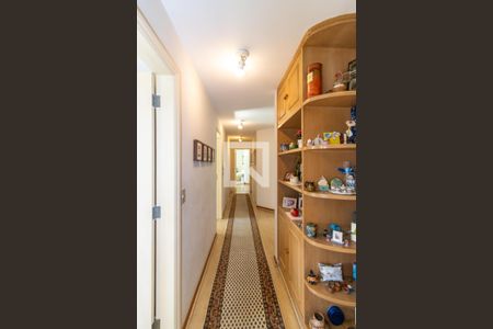 Apartamento à venda com 242m², 4 quartos e 4 vagas Apartamento à venda com 242m², 4 quartos e 4 vagasCorredor para quartos