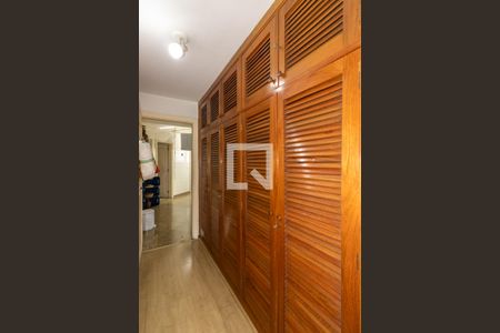 Apartamento à venda com 242m², 4 quartos e 4 vagas Apartamento à venda com 242m², 4 quartos e 4 vagasCorredor