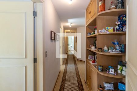 Apartamento à venda com 242m², 4 quartos e 4 vagas Apartamento à venda com 242m², 4 quartos e 4 vagasCorredor para quartos